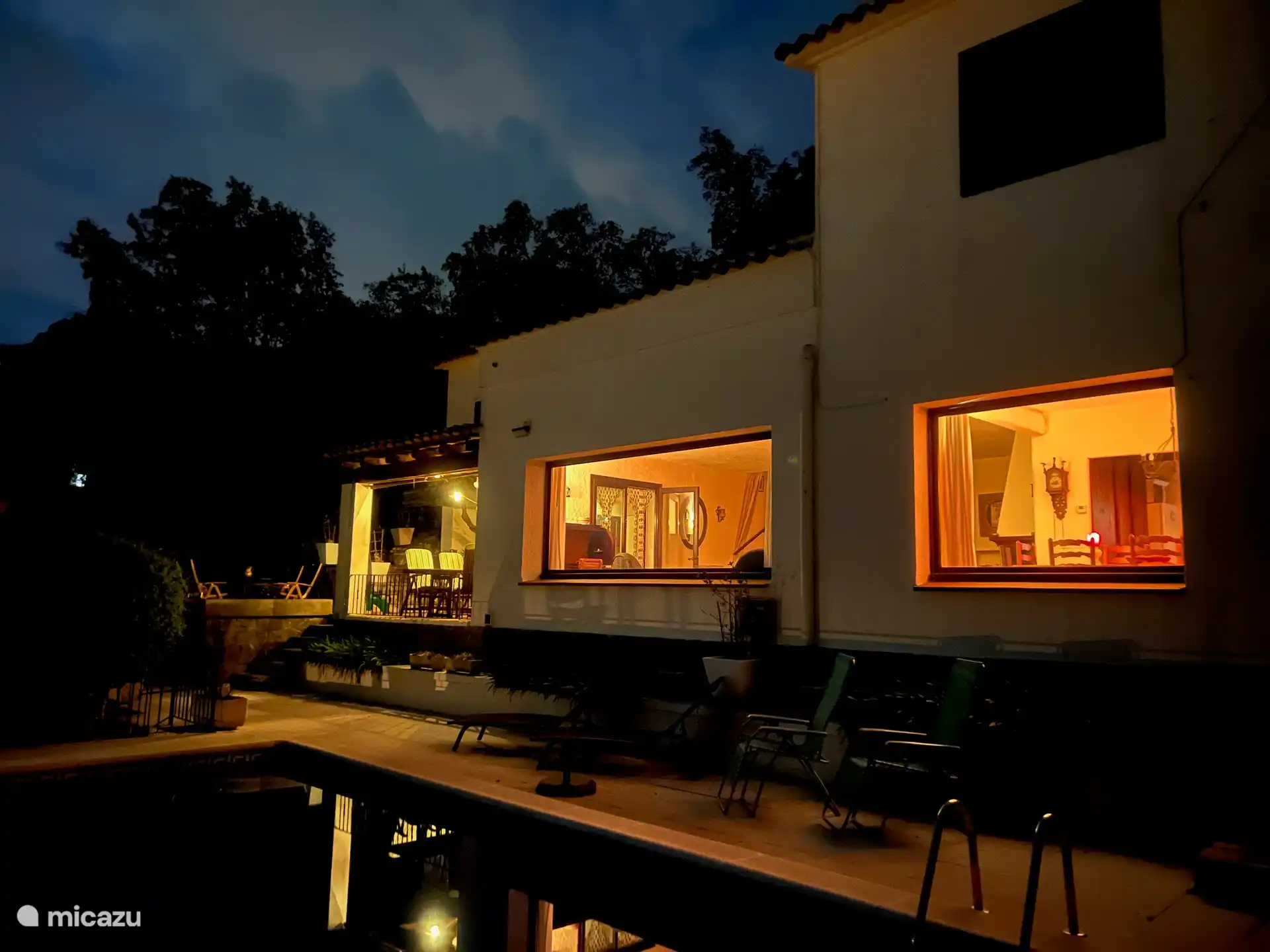 Das gemütliche Haus bei Nacht