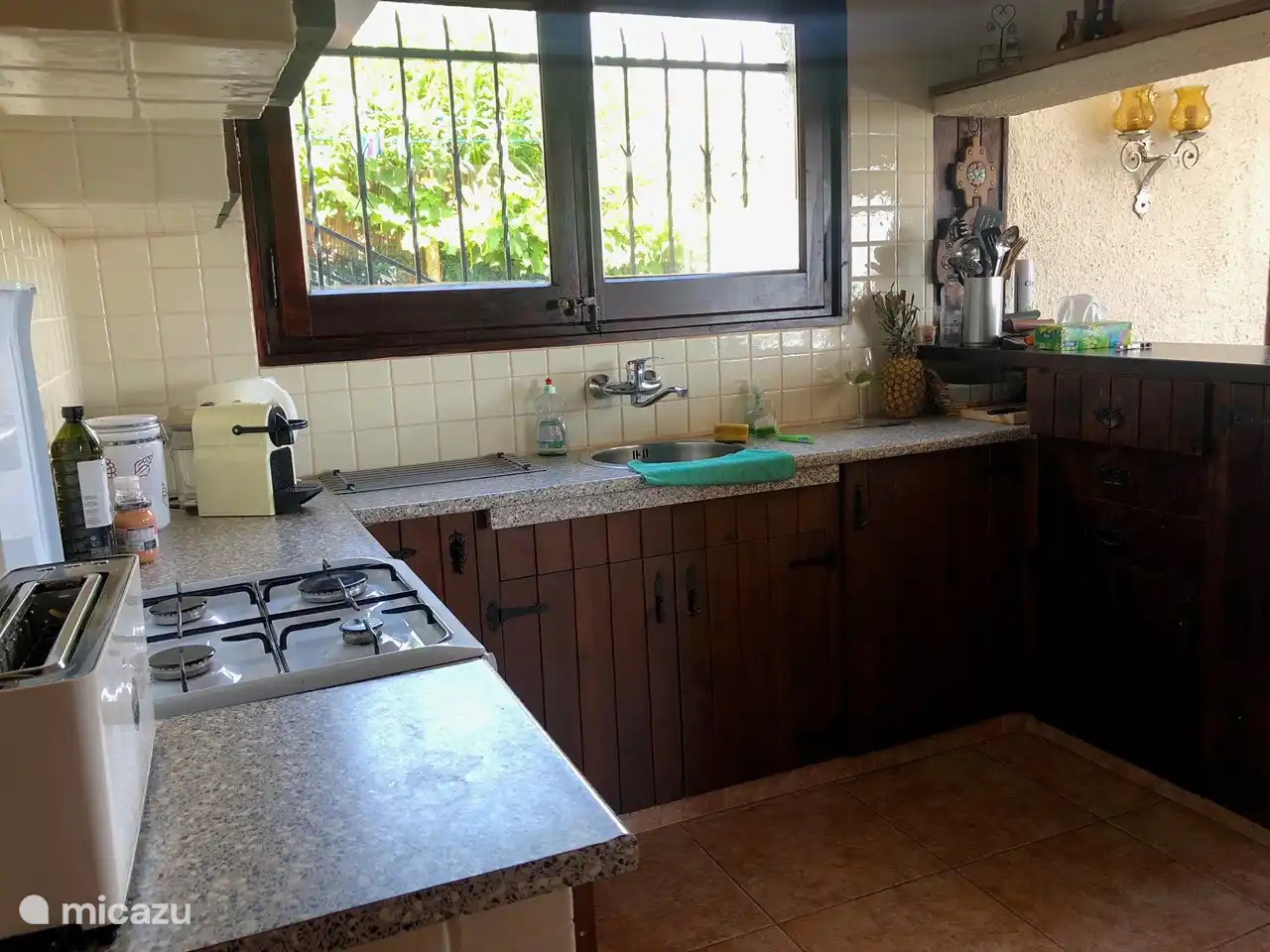 Die offene Küche, die typisch katalanisch eingerichtet ist