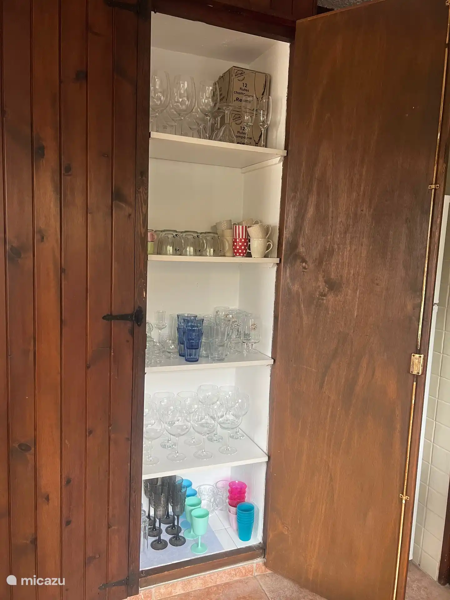 Ein Küchenschrank mit sämtlichem Glasgeschirr