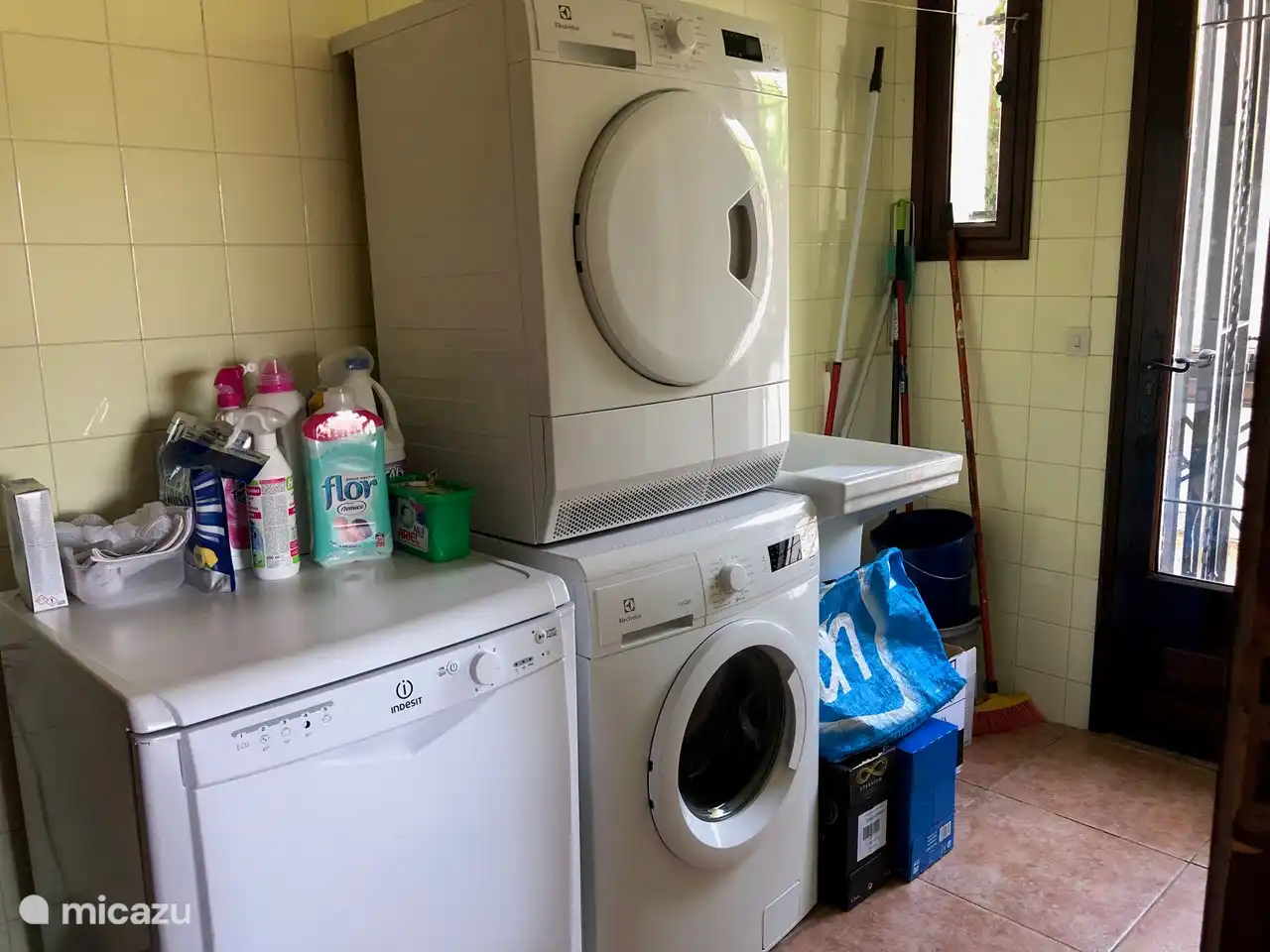 Der Hauswirtschaftsraum mit Waschmaschine, Trockner und Geschirrspüler (und Stauschränken)