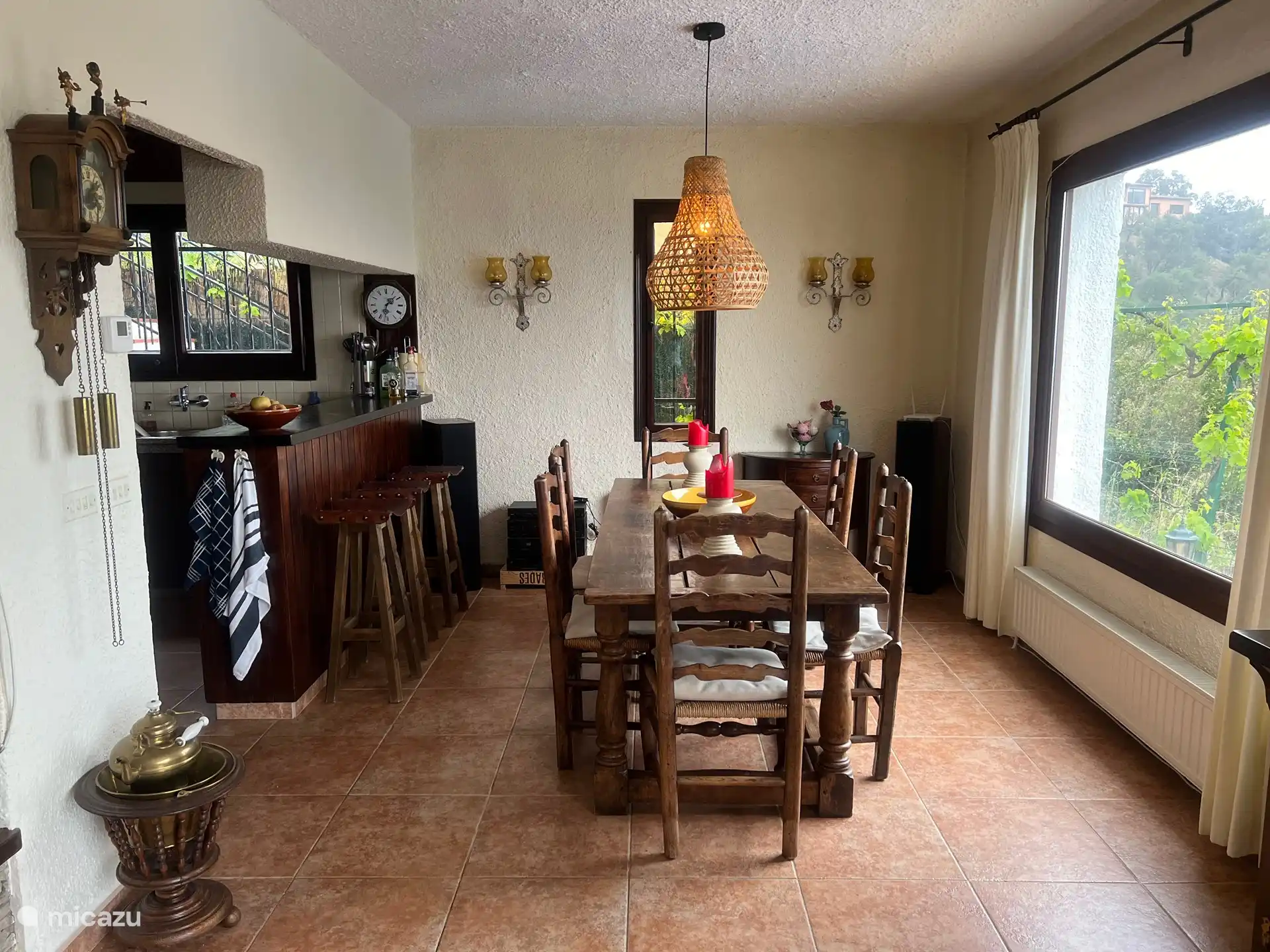 Das Wohnzimmer mit Blick auf die Küche auf der linken Seite