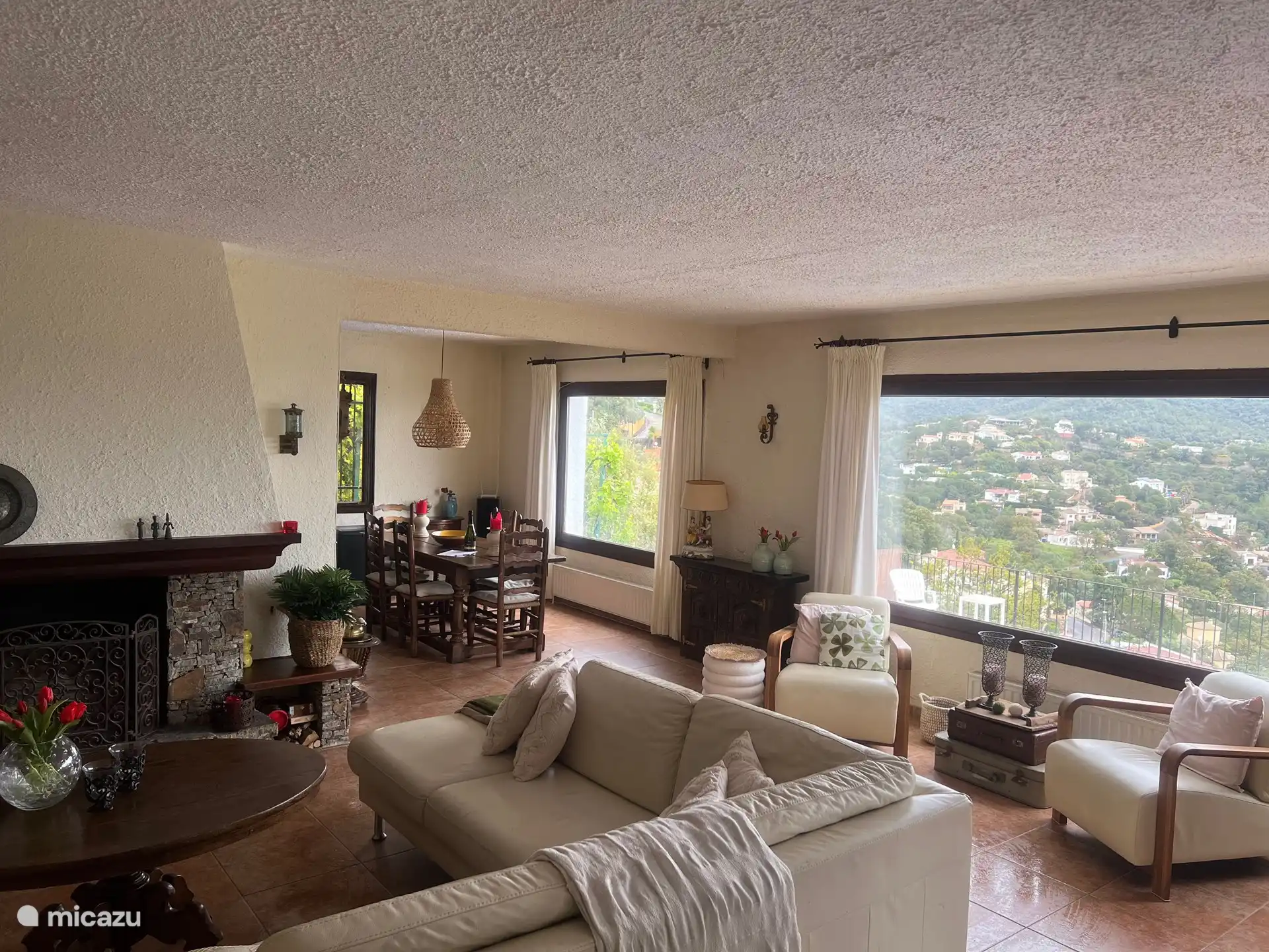 Das Wohnzimmer mit 2 schönen großen Fenstern, die einen riesigen Blick über das Tal und das Mittelmeer bieten