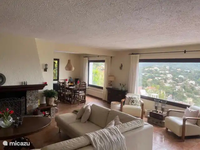 Villa Schenk | Espagne, Costa Brava, Calonge - villa Le séjour avec 2 belles grandes fenêtres qui offrent une vue immense sur la vallée et la mer Méditerranée