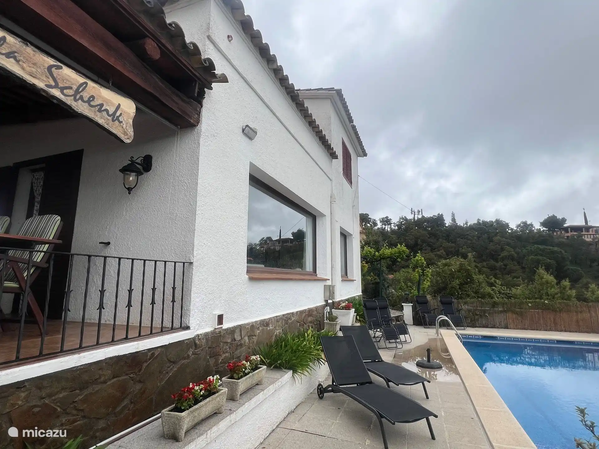 Swimmingpool mit schönen Liegestühlen und Sonnenliegen