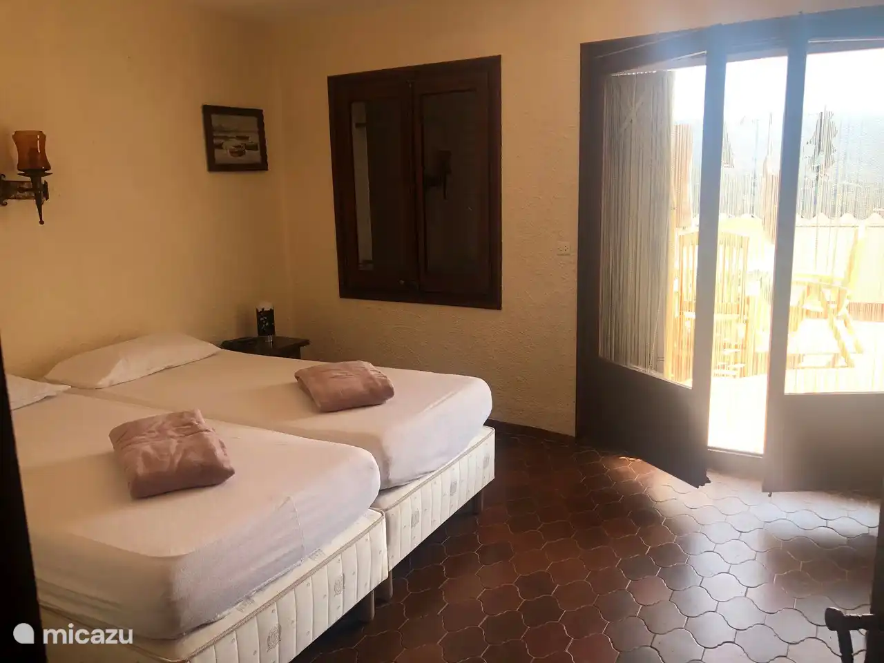 'Master'-Schlafzimmer im 1. Stock (Hauptgebäude) mit eigenem geräumigem Badezimmer (Dusche, Waschbecken und separates privates WC) und Zugang zur Dachterrasse