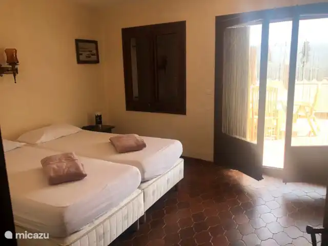 Villa Schenk | Espagne, Costa Brava, Calonge - villa Chambre 'Master' au 1er étage (bâtiment principal) avec sa propre salle de bain spacieuse (douche, lavabo et toilettes privées séparées) et entrée sur la terrasse sur le toit