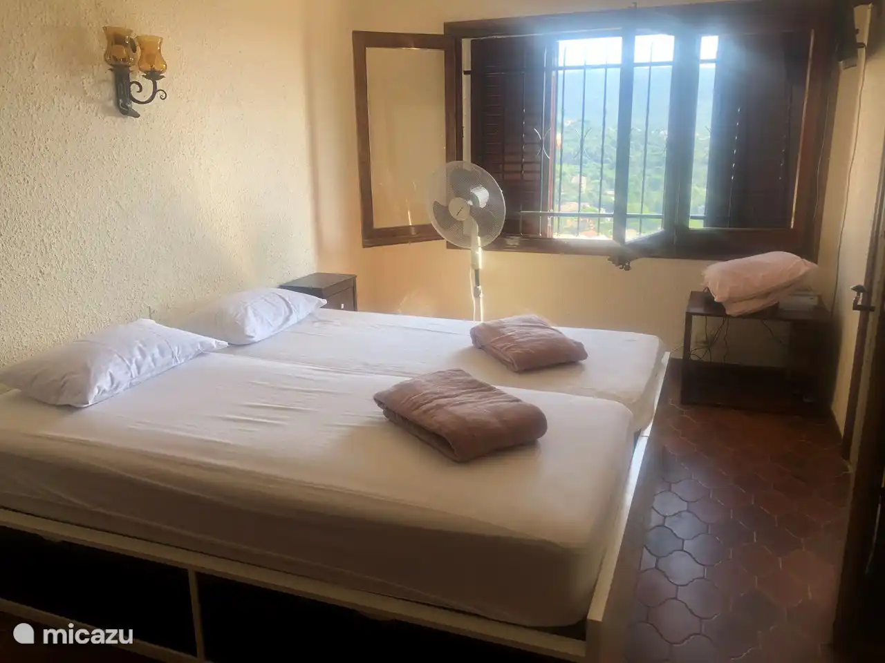 2. Schlafzimmer im 1. Stock (Haupthaus) mit eigenem Bad (Dusche/Waschbecken)