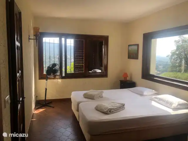 Villa Schenk | Espagne, Costa Brava, Calonge - villa 3ème chambre au 1er étage (bâtiment principal) avec salle de bain privative (douche/lavabo)