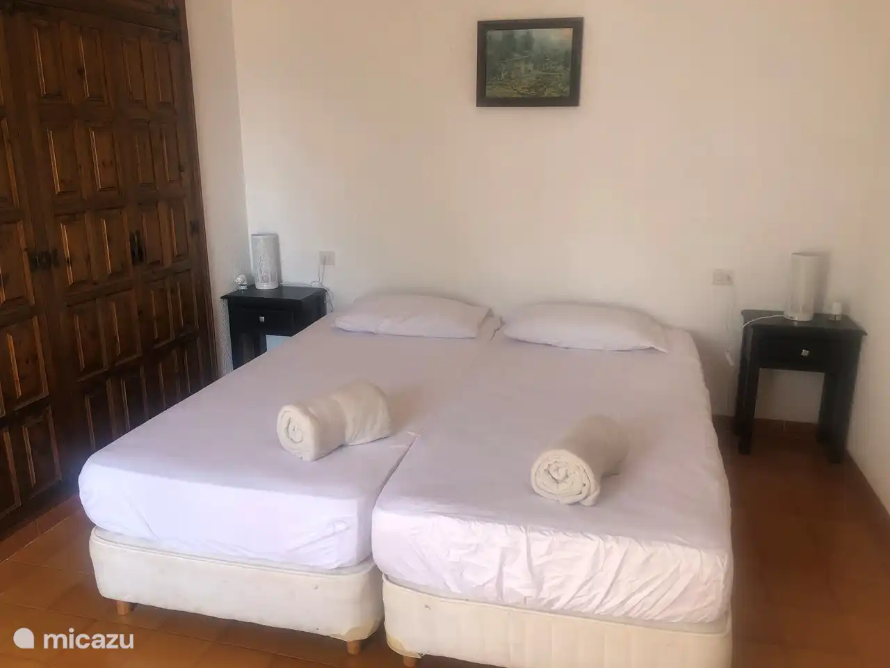 1. Schlafzimmer im Gästehaus im 1. Stock mit eigenem Bad (Dusche/Waschbecken) und Zugang zur Dachterrasse