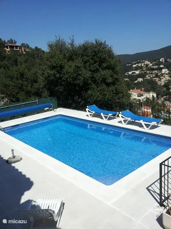 Schwimmbad mit schöner Aussicht