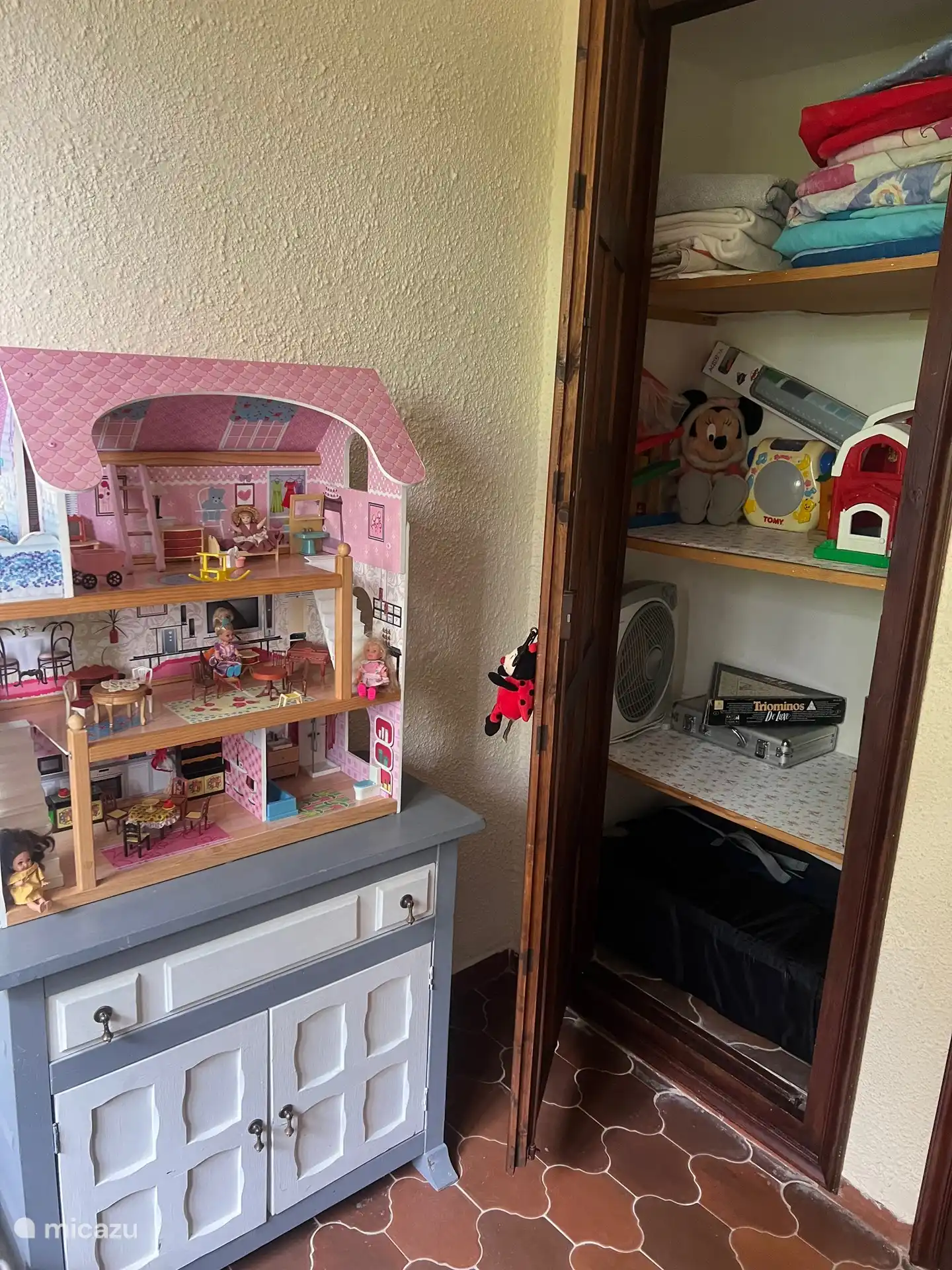 Kinderzimmer mit Puppenhaus