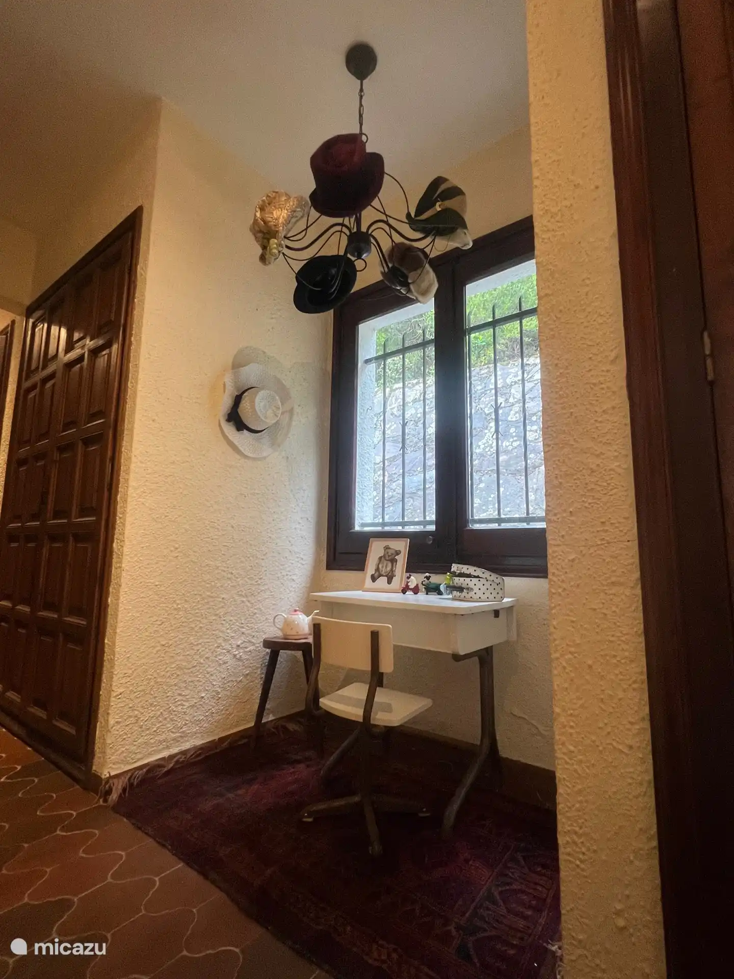 Nische mit schönem Kinderschreibtisch im 1. Stock im Haupthaus 