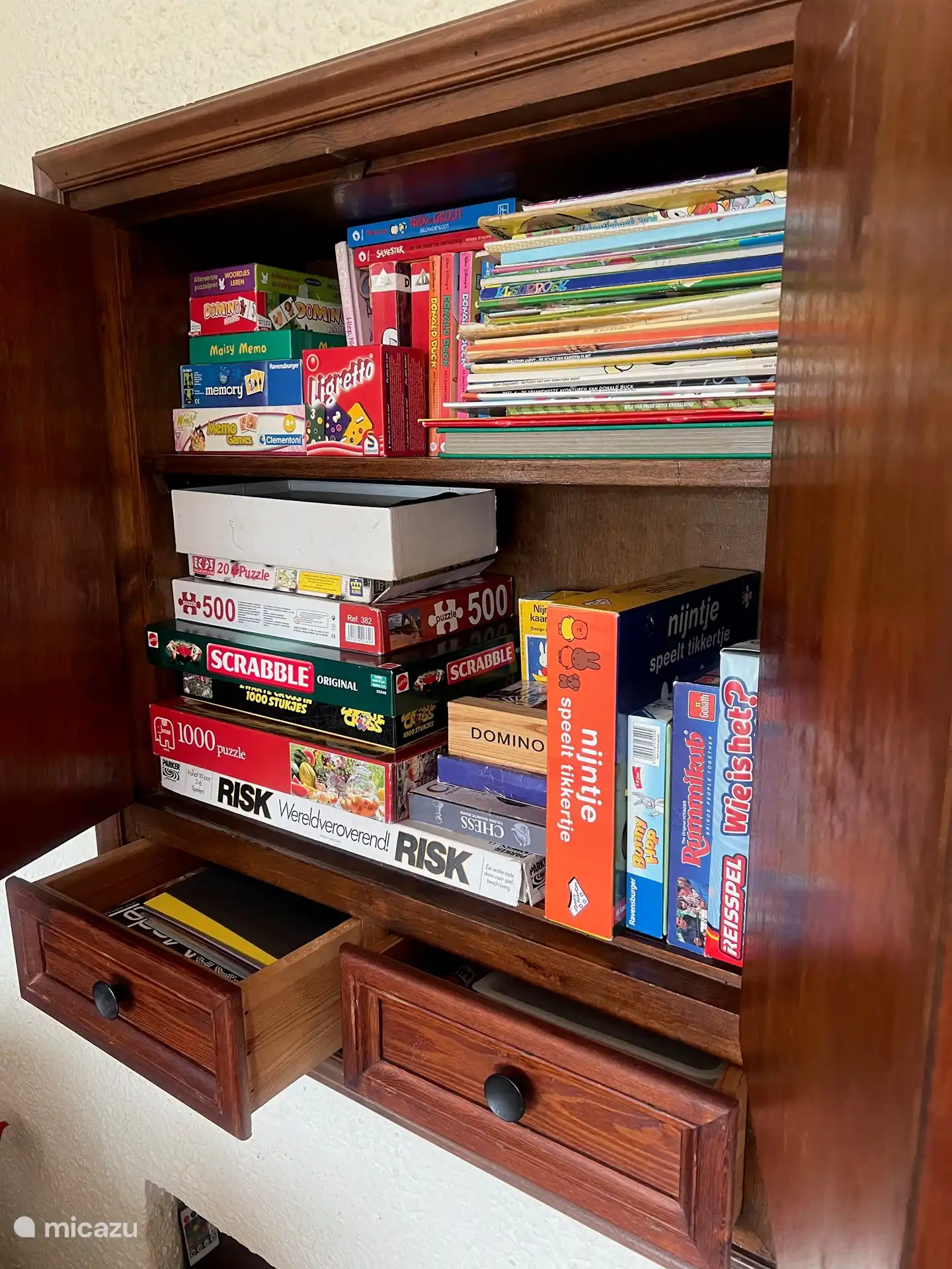 Diverse Spiele im Wohnzimmerschrank