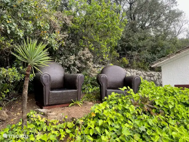 Villa Schenk | Espagne, Costa Brava, Calonge - villa Merveilleuse séance depuis une terrasse dans la nature. Les coussins de ces chaises sont sur la véranda