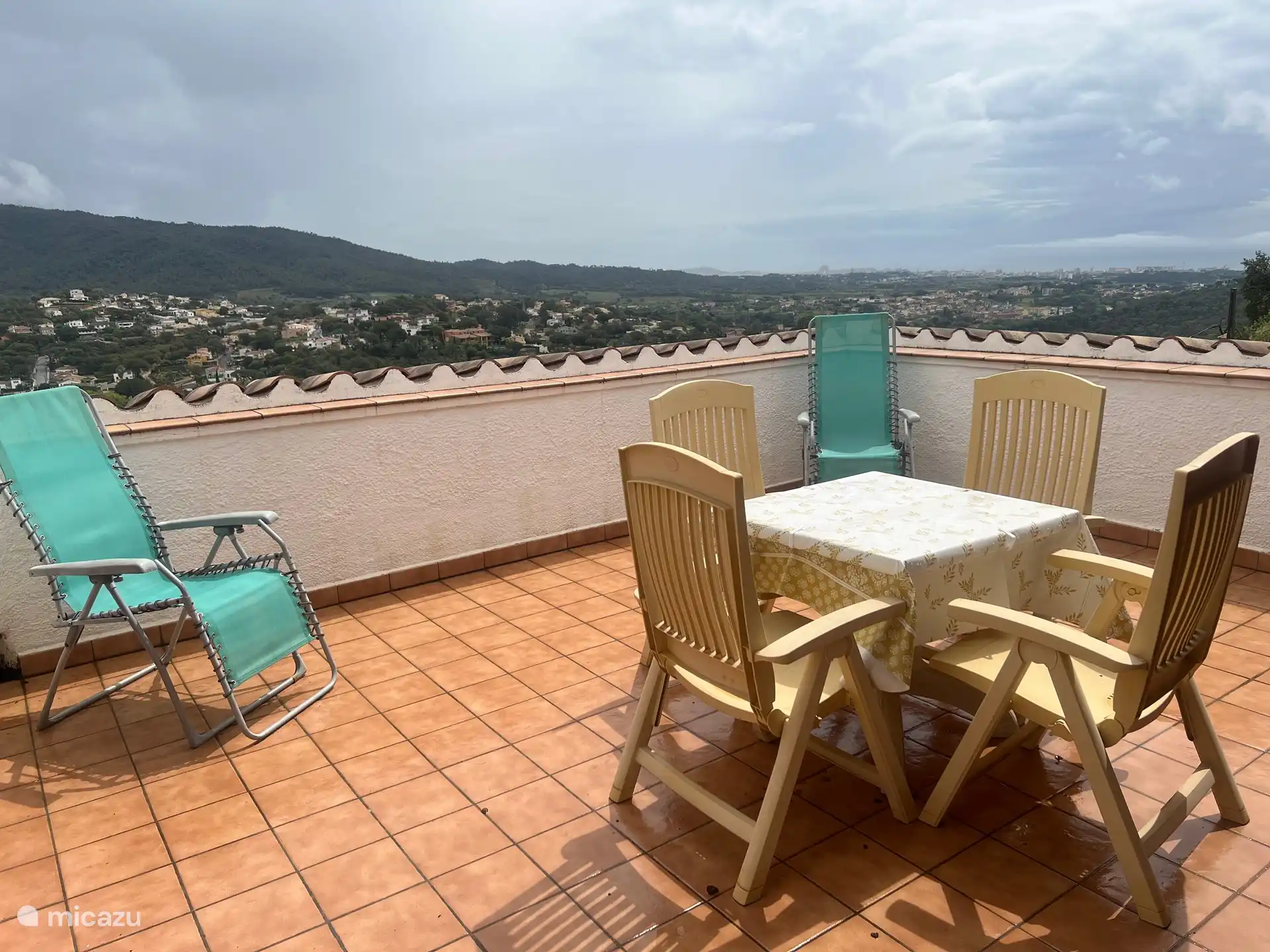 Dachterrasse mit Sitzgelegenheiten und 2 Liegestühlen