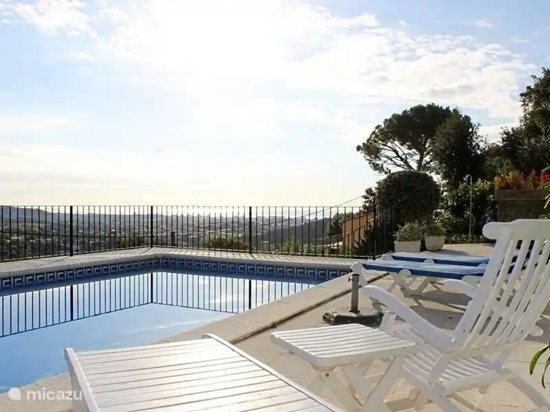 Schwimmbad mit schöner Aussicht