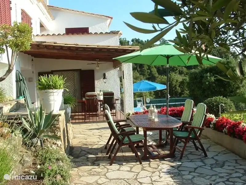 Schöne Terrasse (mit Esstisch und Sonnenliegen) mit Blick über das Tal und das Mittelmeer
