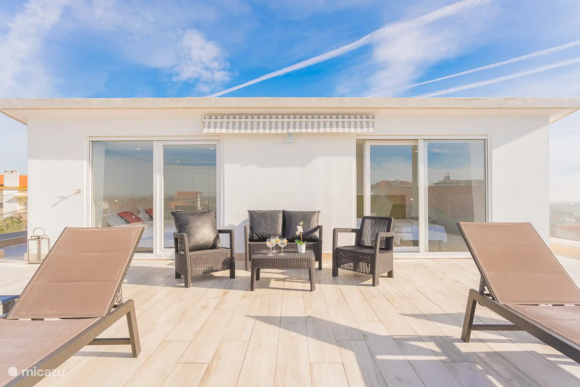 Sièges sur la terrasse supérieure