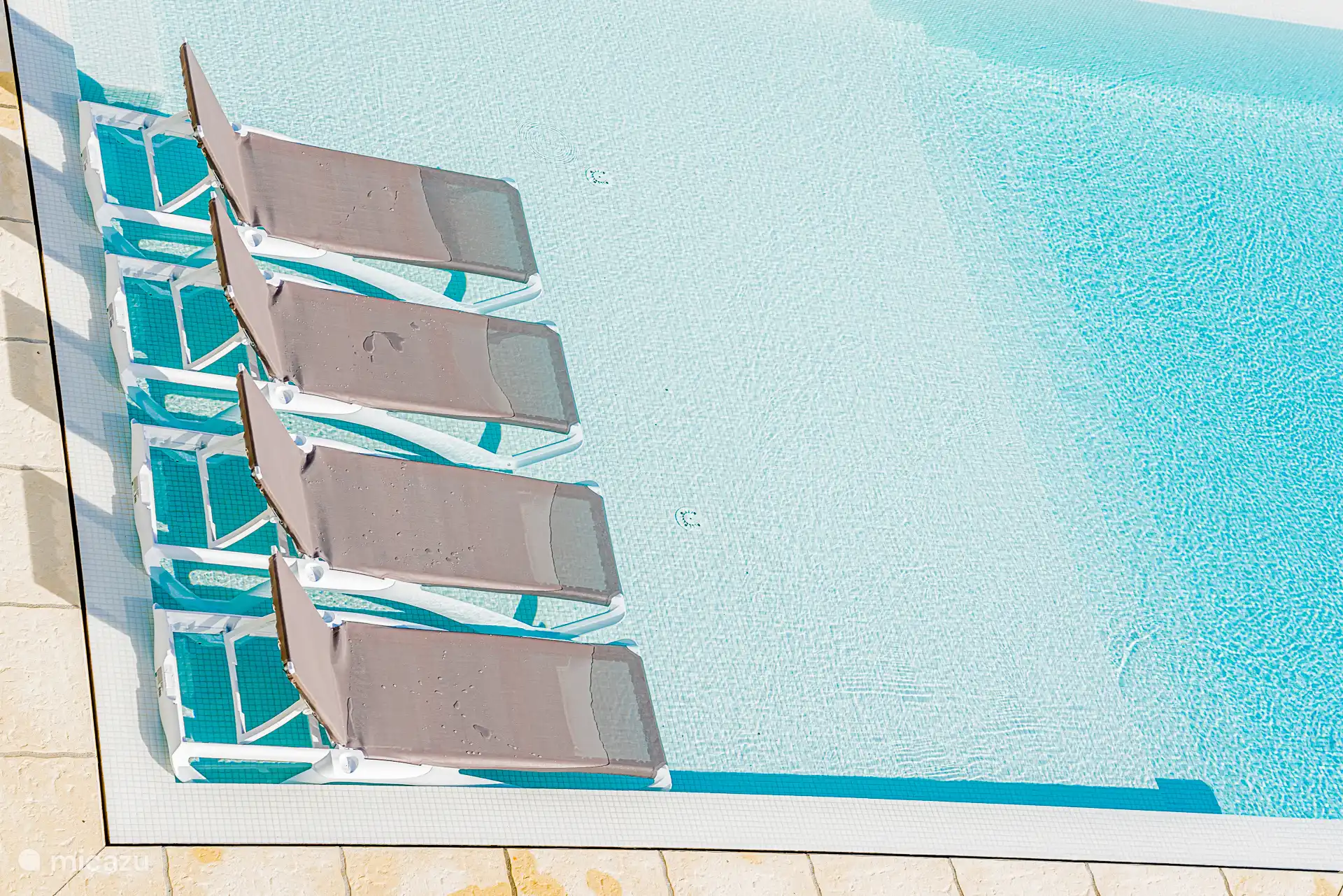 Des chaises longues dans la piscine