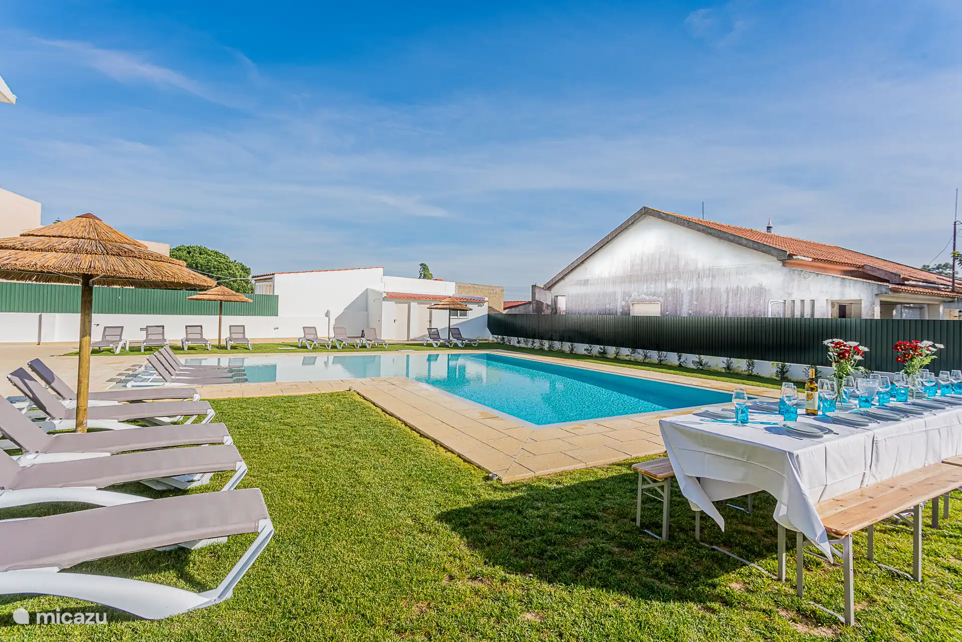 Aperçu autour de la piscine