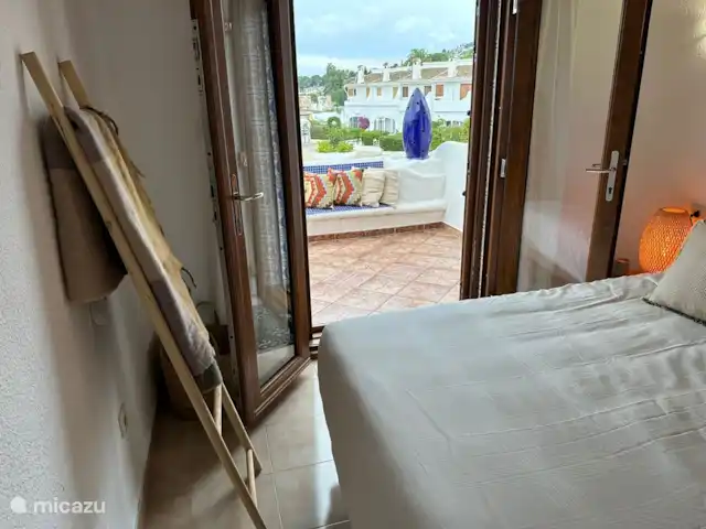 Casa Bonita | Espagne, Costa Blanca, Moraira - maison de vacances Chambre 1 avec portes-fenêtres donnant sur le balcon.