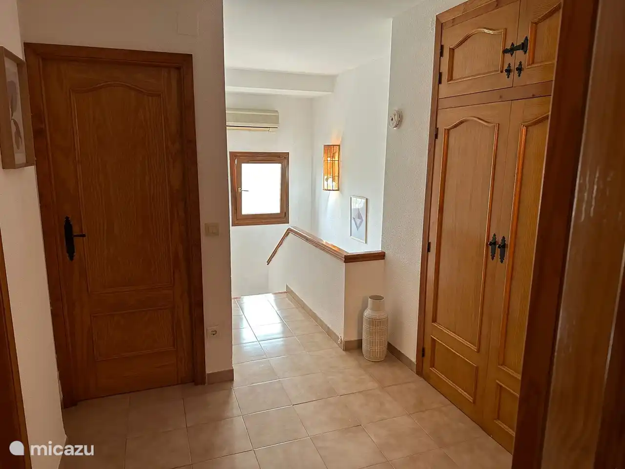 Rellano, bloqueable con una puerta de escalera.