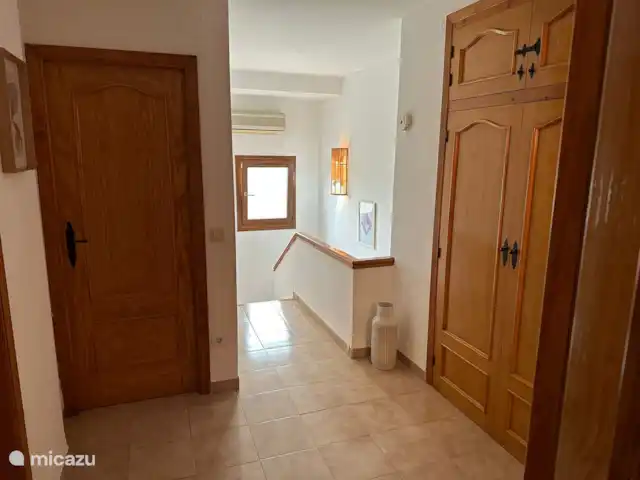 Casa Bonita | Espagne, Costa Blanca, Moraira - maison de vacances Palier, verrouillable avec une porte d'escalier.