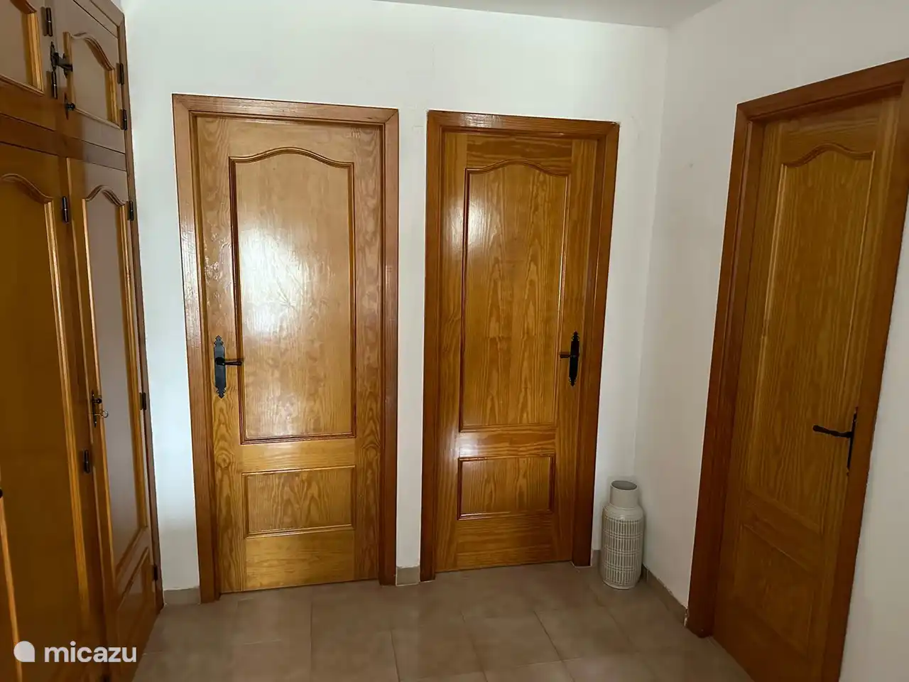 Rellano con puertas españolas originales.