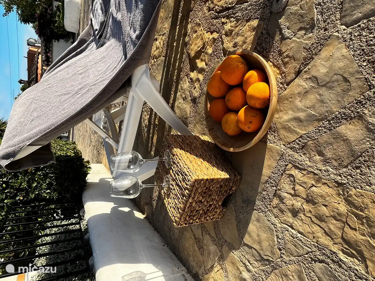 relajarse en la piscina