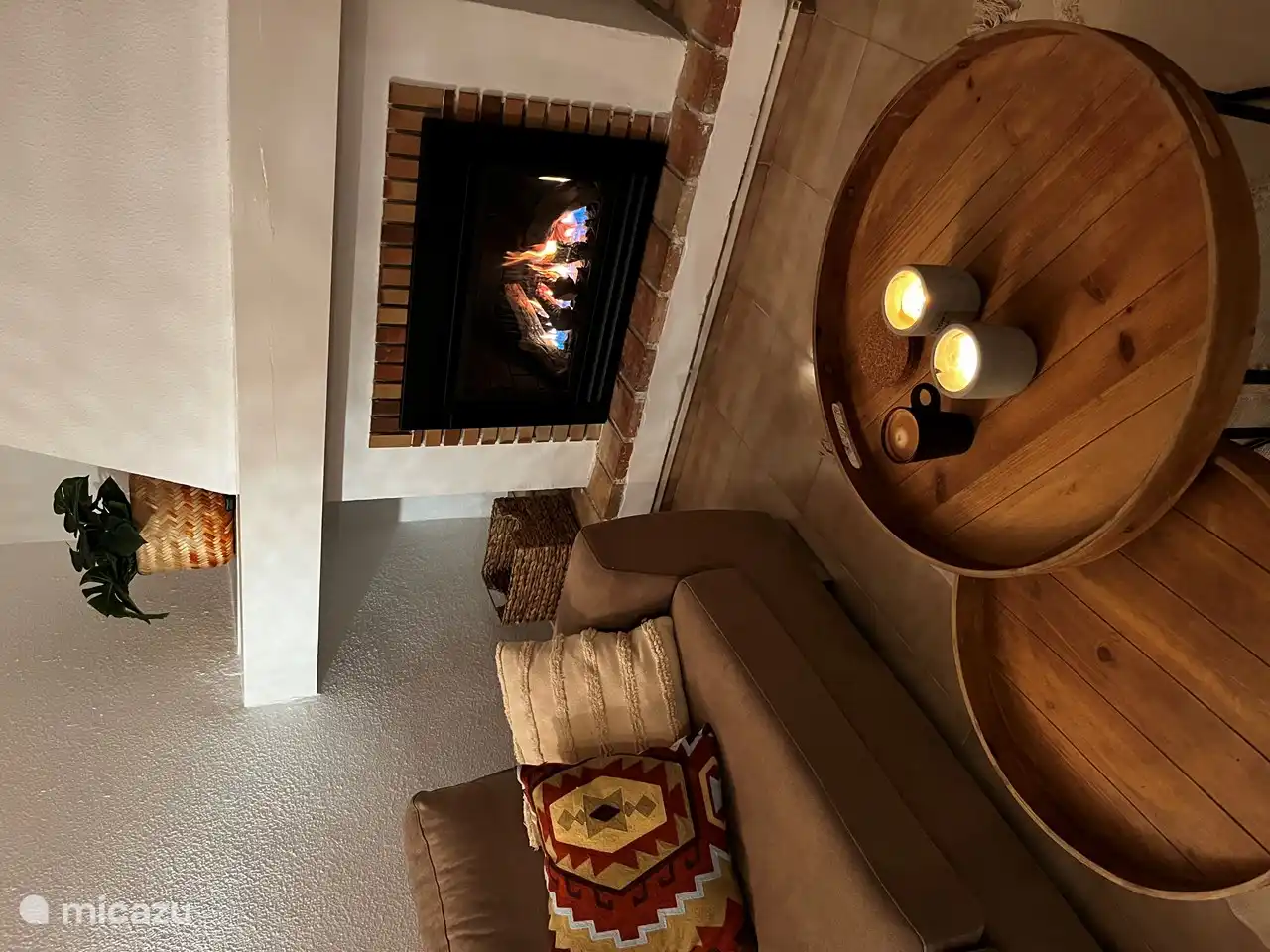 Sala de estar con chimenea a gas