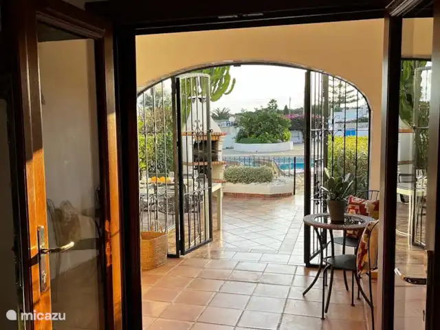 Casa Bonita | Espagne, Costa Blanca, Moraira - maison de vacances Vue depuis le salon, sur le patio, le jardin et la piscine.