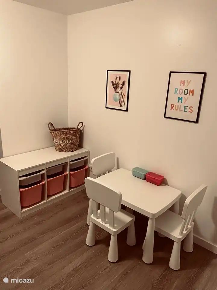 Kinderecke inkl. Lego, Buntstifte, Marker, Papier, Rennwagen, Playmobil, Malbücher und Spiele.