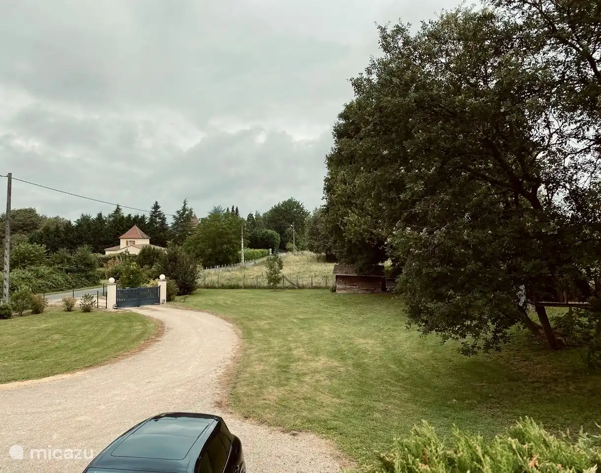 Vorgarten/Einfahrt. Parkplatz für mehrere Autos. Das Tor funktioniert elektrisch.