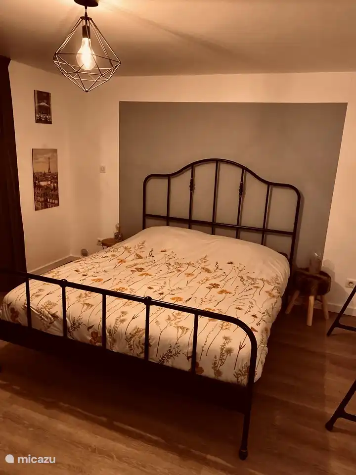 Master-Schlafzimmer im Erdgeschoss. Kleiderständer, Doppelbett, Kommode, Fenster zur Auffahrt.