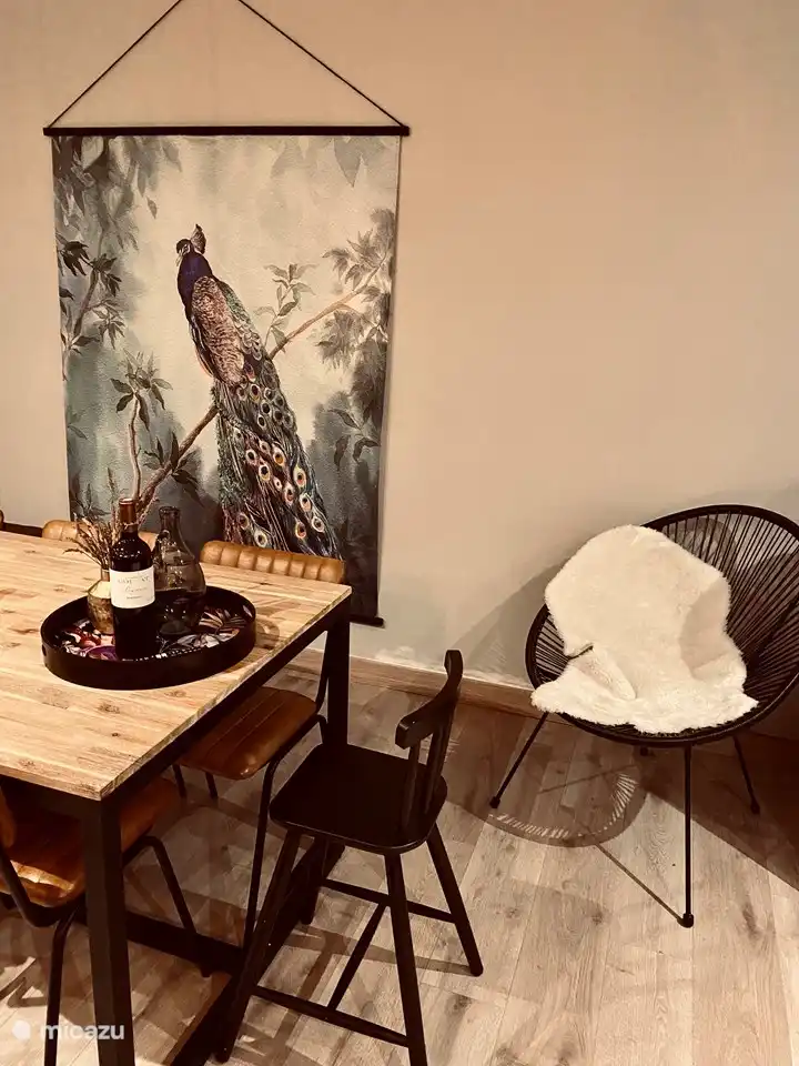 Esstisch. Hochstuhl und Kinderstuhl vorhanden.