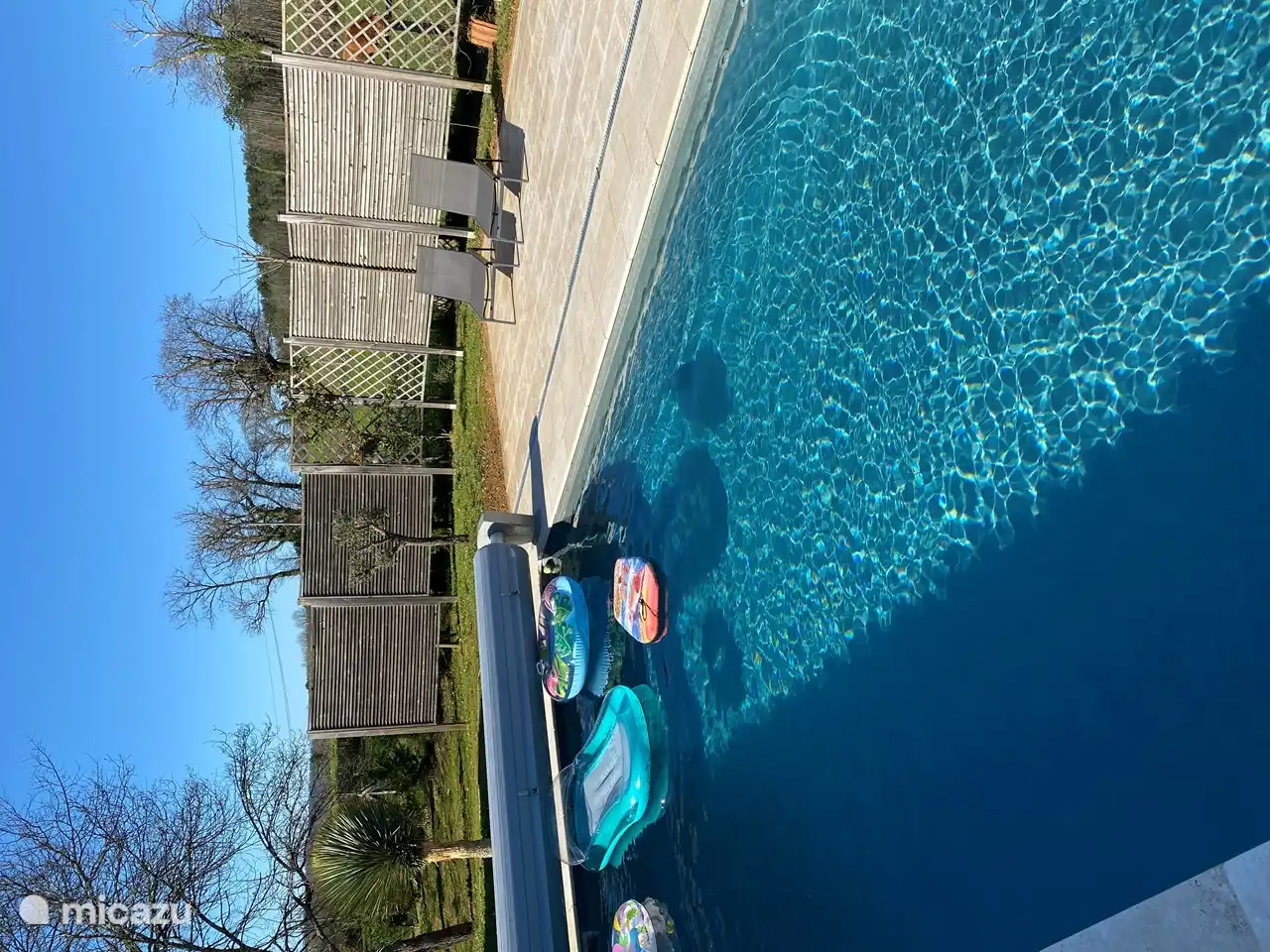Swimmingpool mit Liegestühlen. Automatischer Rollladen und Sicherheit für Kinder.