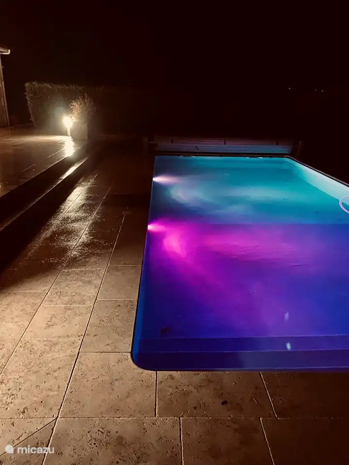 Schwimmbad am Abend.