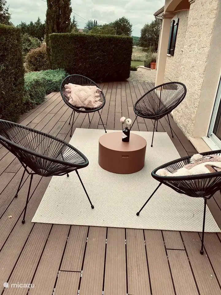 Terrasse vor dem Haus.