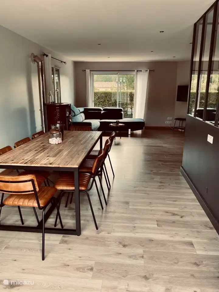 Wohnzimmer, Wohnzimmer mit Sofa und Esstisch.