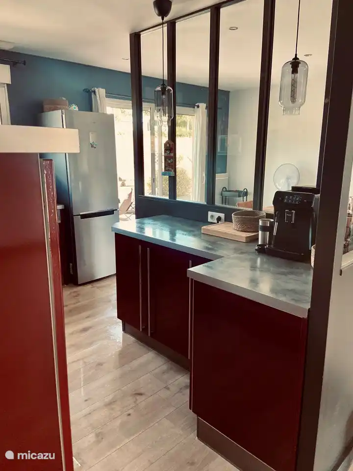 Küche mit vollautomatischer Philips Kaffeemaschine.