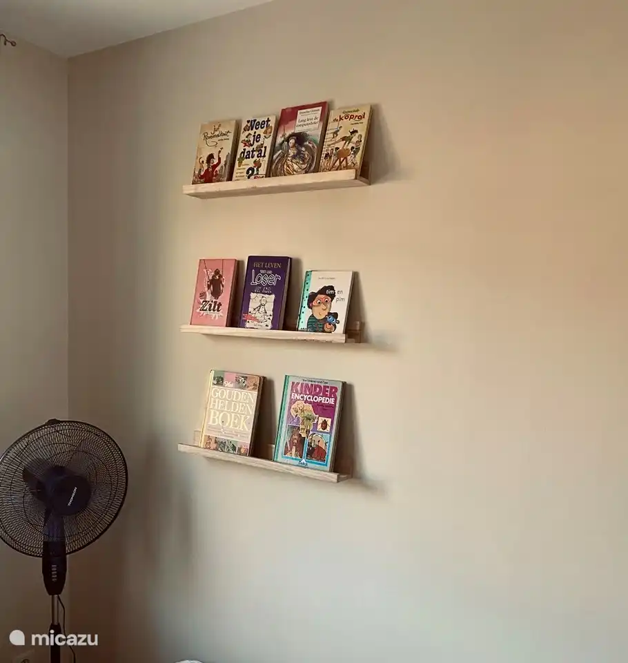 Bücherregal Kinderzimmer.