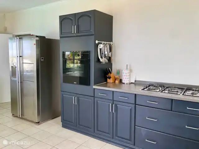 Villa Happy View huren in Curaçao, Banda Abou (west), Coral Estate, Rif St.Marie - villa Koelkast met waterdispenser en ijsblokjesautomaat