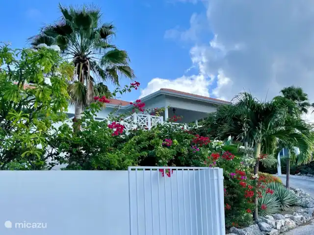 Villa Happy View huren in Curaçao, Banda Abou (west), Coral Estate, Rif St.Marie - villa Poort en carport