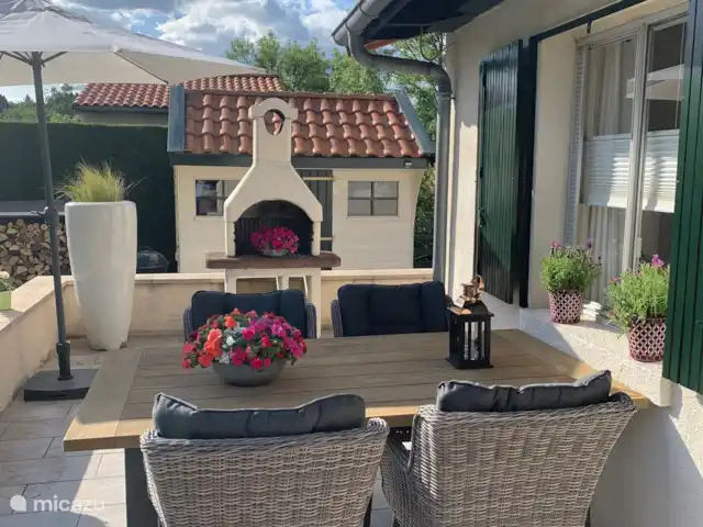 Location de Vacances France, Charente, Écuras, maison de vacances - Village le Chat Mobilier de jardin confortable pour les repas en plein air