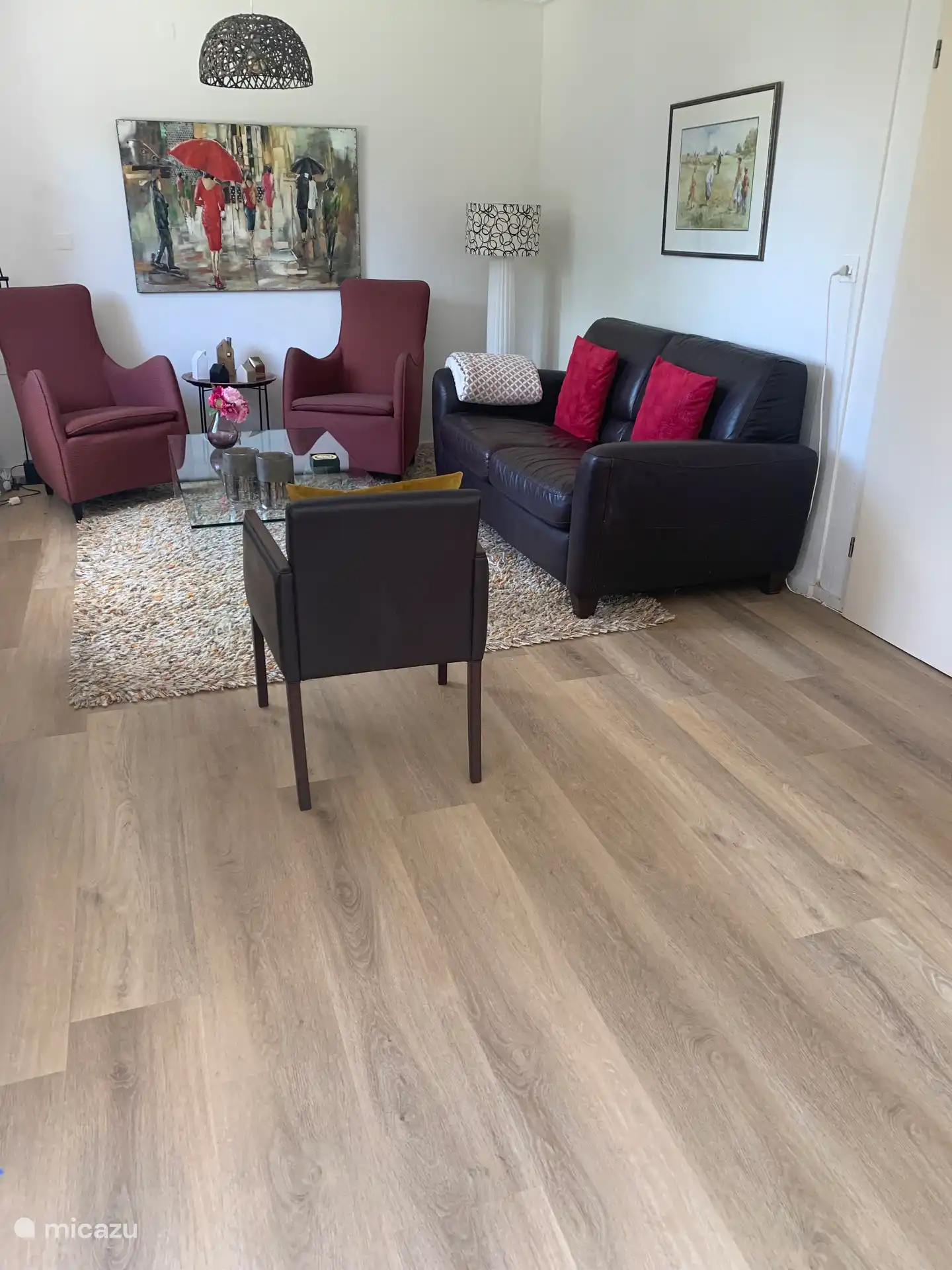 Kijkje in de ruime kamer met nieuwe pvc-vloer 