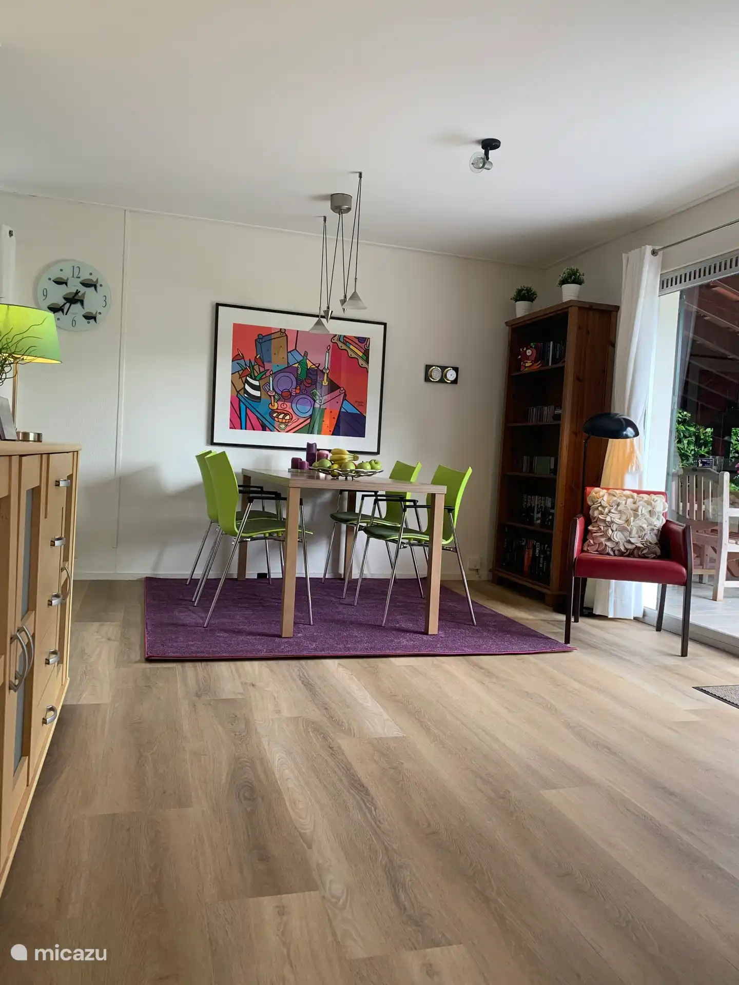De eethoek met nieuw vloerkleed 