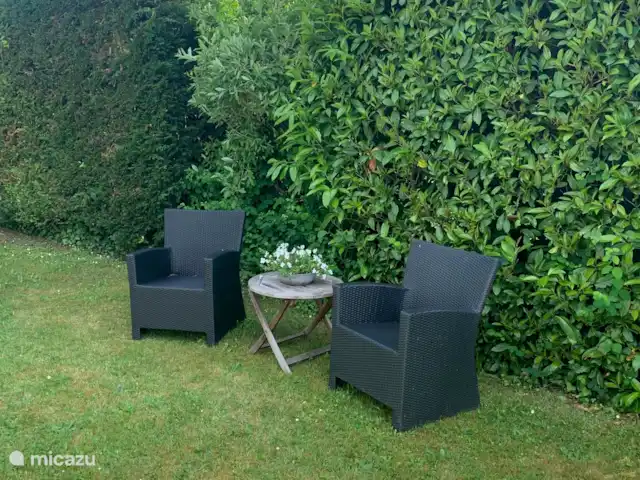 Location de Vacances France, Charente, Écuras, maison de vacances - Village le Chat Côté ombre du jardin