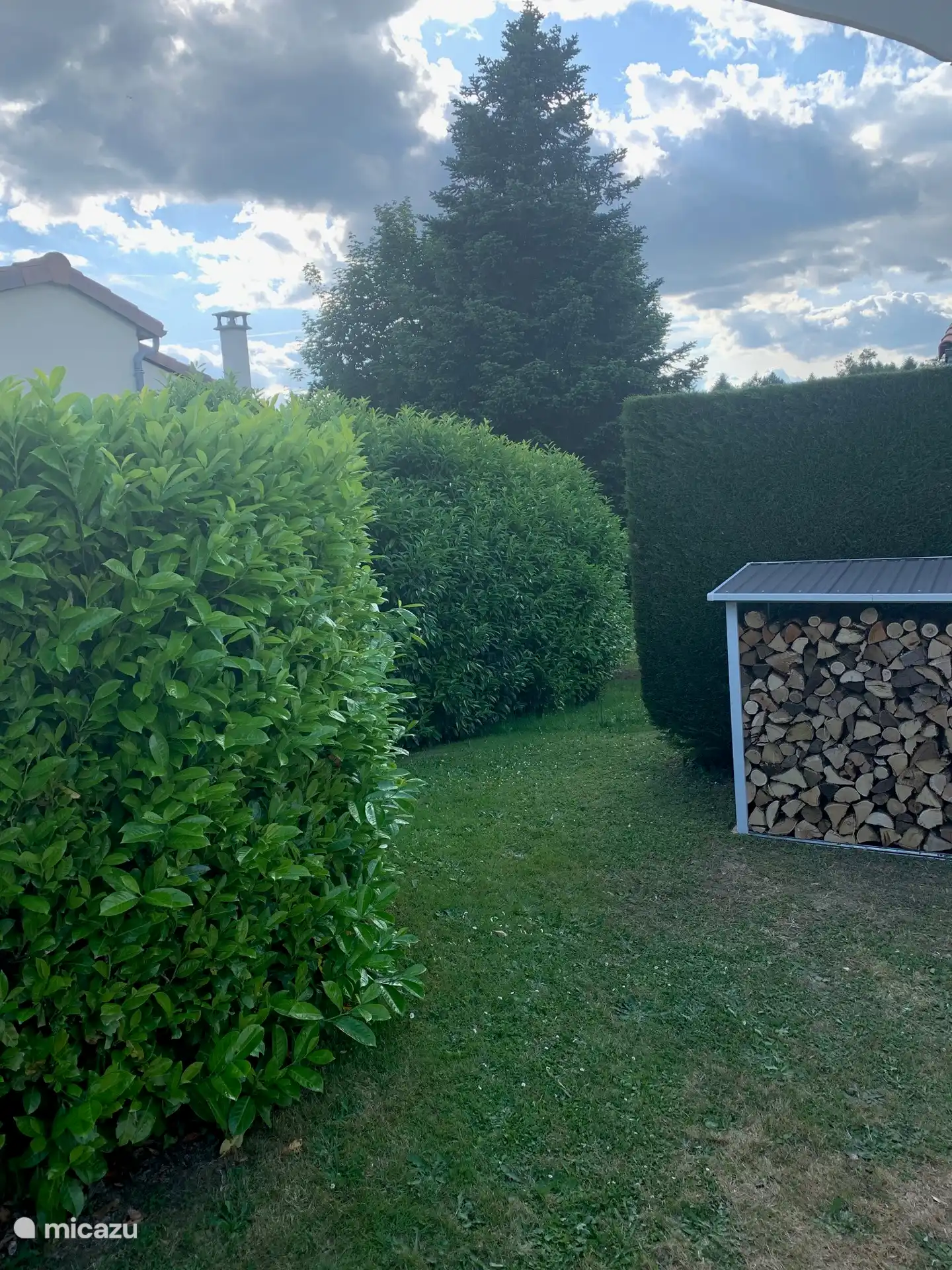 doorkijkje naar het meer