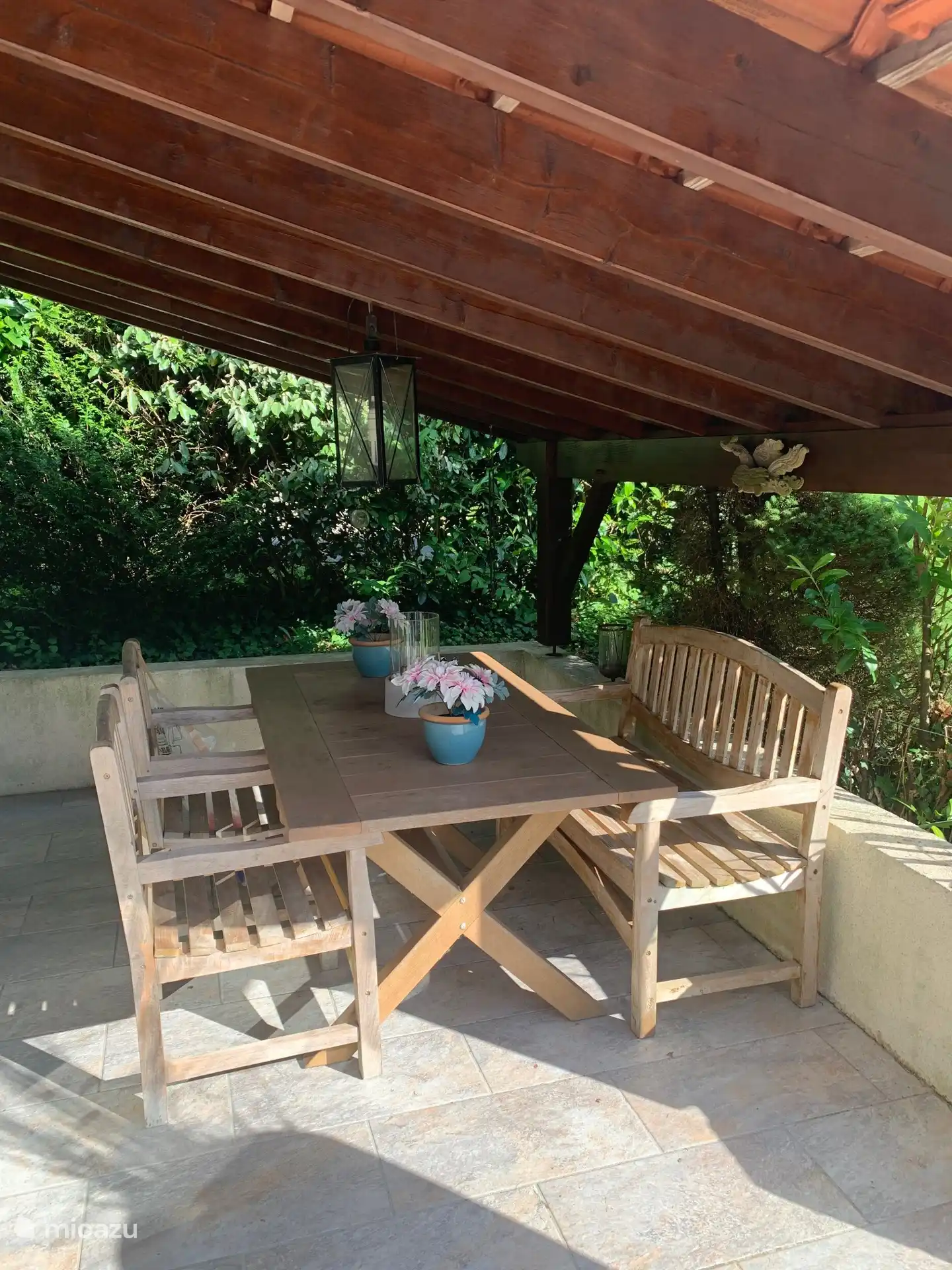 lekker in de schaduw onder de patio