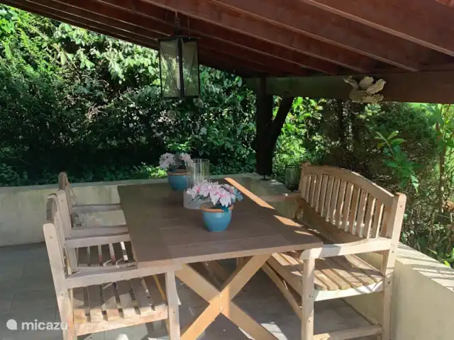 Location de Vacances France, Charente, Écuras, maison de vacances - Village le Chat Agréable à l’ombre sous le patio